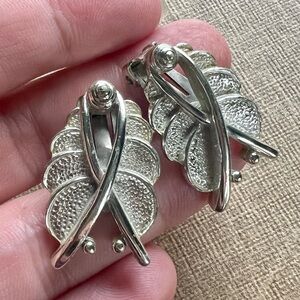 Sarah Coventry vintage 1957 Elegant Silver Leaf clip on Earrings